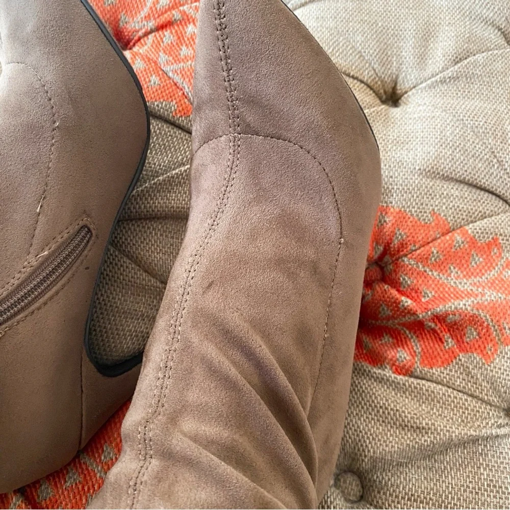 🍂 BRECKELLE’S TAN OVER THE KNEE FAUX SUEDE BEVERLY HEEL BOOTS!